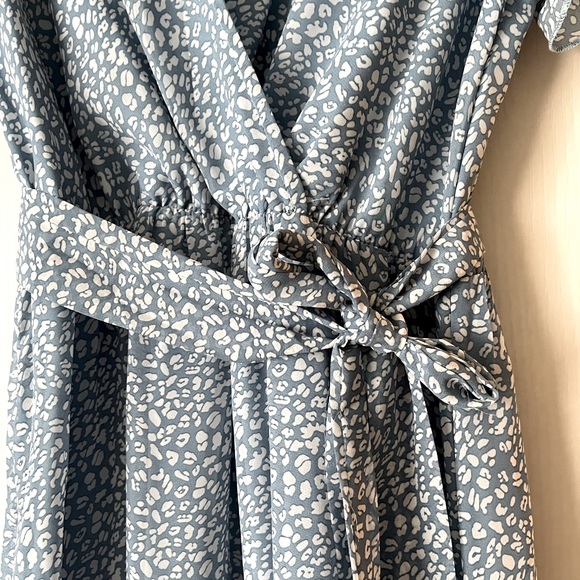 Flutter sleeve dress - Picture 2 of 4